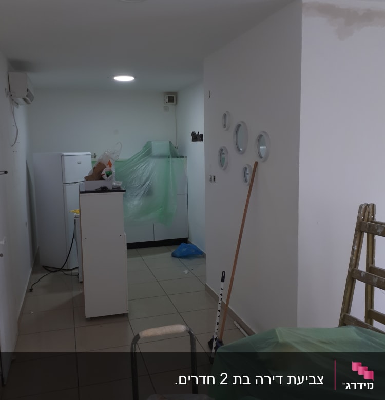 סולם, כיסוי פלסטיק, קיר צבוע חלקית, כלי עבודה